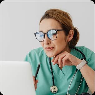Collage de personas y formas abstractas, incluyendo una mujer con mapa, una mujer con tablet y una doctora.